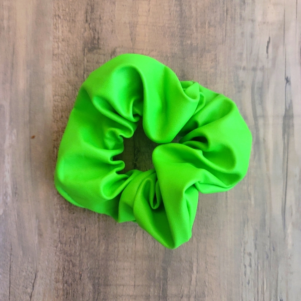 En Route Vegan Leather Scrunchie in Green